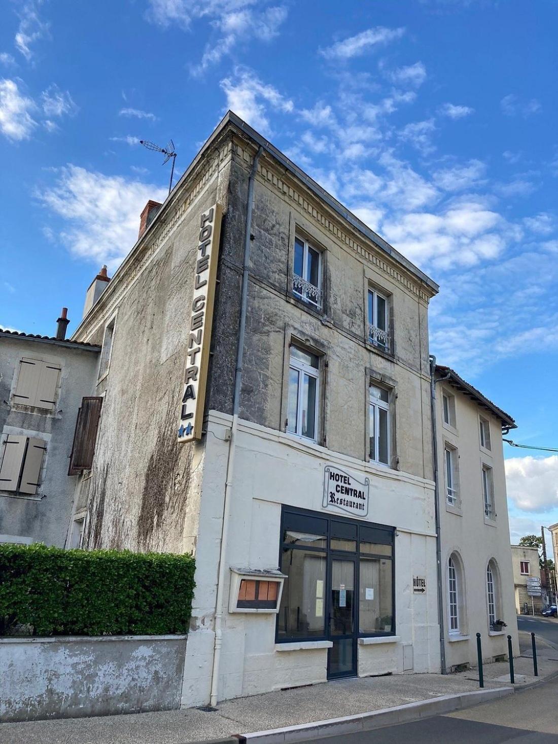 Hôtel Central Chaunay Buitenkant foto