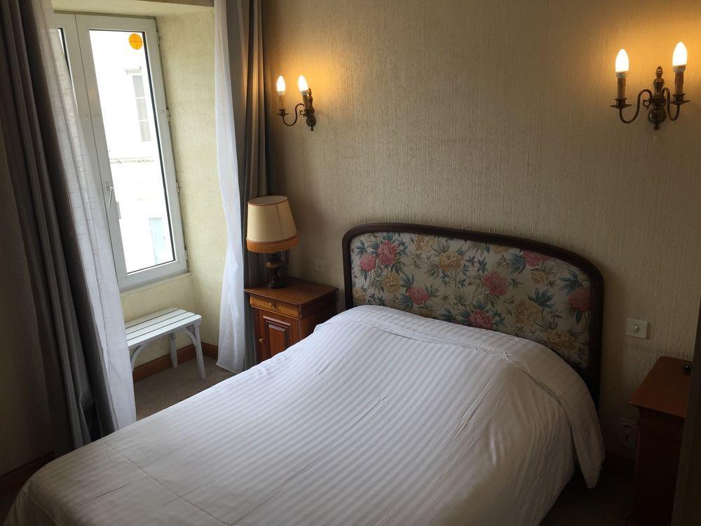 Hôtel Central Chaunay Buitenkant foto