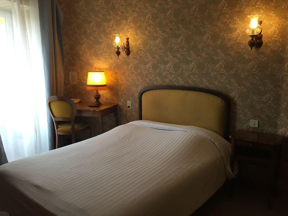Hôtel Central Chaunay Buitenkant foto
